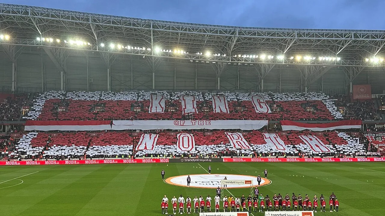 Oynanan lig maçından saha görüntüsü