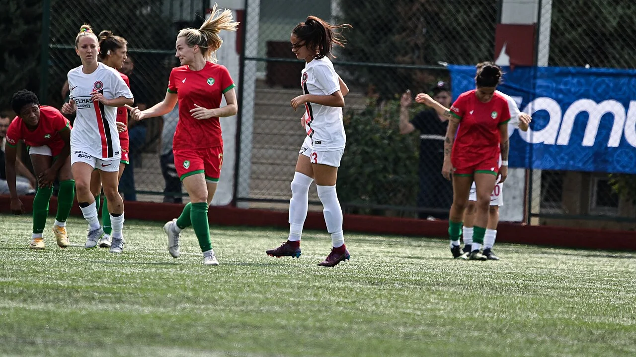 Amedspor karşısında merkezden ikiye bölünen oyun yapısını anlatan özgün taktik editoryal kapak