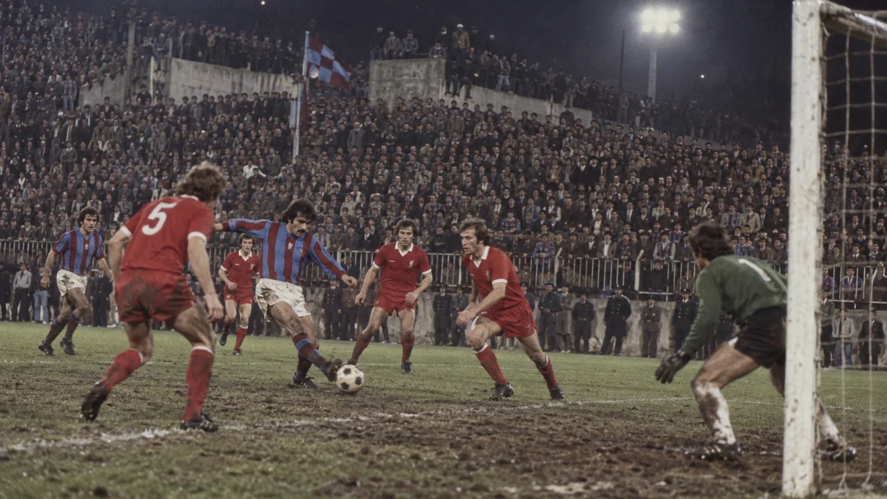 Gece oynanan maçta ceza sahası içinde topla buluşan bordo-mavi futbolcu ve kırmızı formalı rakip savunma